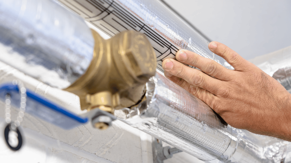 Applying LAIIER's Severn sensor onto a pipe