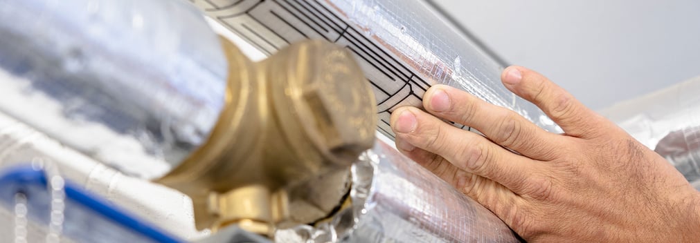 DSC04564_LAIIER_Use-Cases_Sensor-On-Pipe_Adhesive-Back_1920x670-3