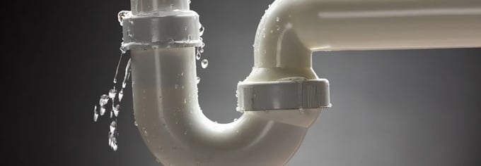 leaking-white-pvc-pipe-1000x348px